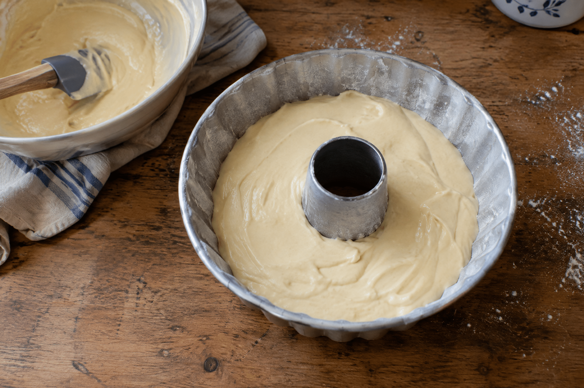 Ciambellone soffice allo yogurt: ricetta per la colazione 3 Impasto morbido allo yogurt versato in uno stampo a ciambella prima della cottura